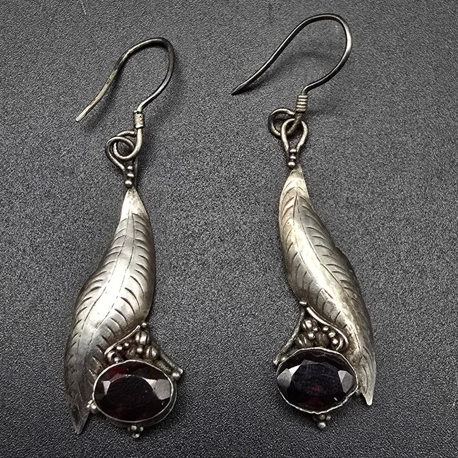 Silver Silver Garnet Gemstone Leaf Earrings Pierced Ears Dangle Drop Vintage 35$
